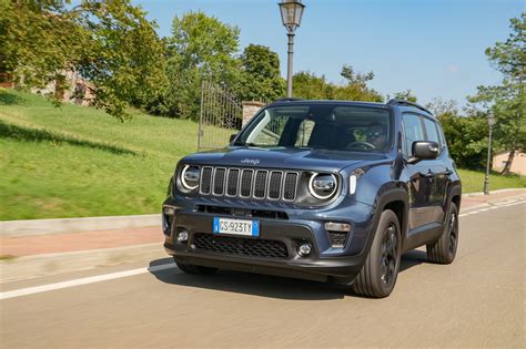 Vista laterale della Jeep Renegade e-Hybrid con un accenno di paesaggio urbano