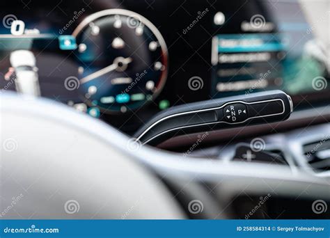 Interno di un'auto usata di lusso con cruscotto digitale