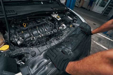 Meccanico che controlla il motore dell'auto