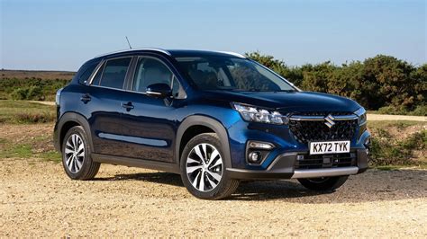 Suzuki S-Cross Hybrid in ambiente urbano