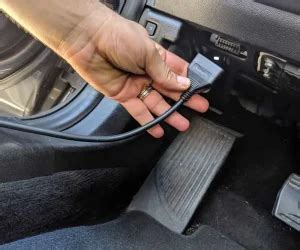 Scanner OBD2 collegato alla porta dell'auto