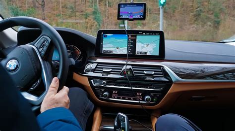 Interfaccia touchscreen del navigatore con indicazione del limite di velocità e POI