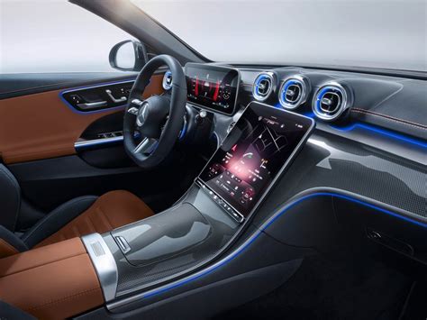 Interni Mercedes-Benz Classe C W206 con doppio schermo