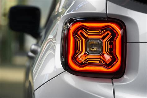 Dettaglio del faro posteriore Jeep Renegade con motivo a X