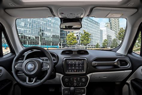 Interni Jeep Renegade con display Uconnect