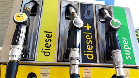Pompa di benzina e diesel con prezzi