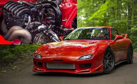 Mazda RX-7 con motore rotativo in evidenza