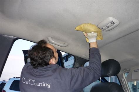 Pulizia del pannello del cielo auto dai residui di gommapiuma