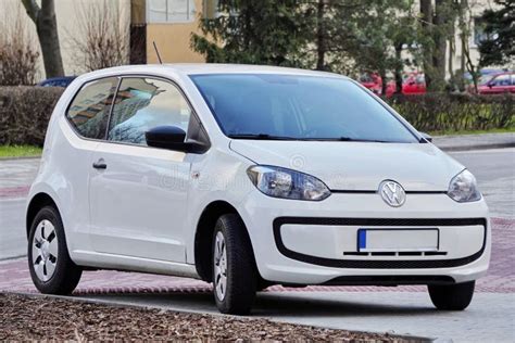 Volkswagen Up! parcheggiata in città