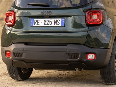 Dettaglio fari posteriori Jeep Renegade con design a X