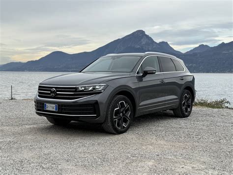 Volkswagen Touareg in fuoristrada con sospensioni rialzate