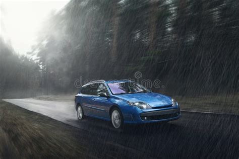 Auto che percorre una strada bagnata