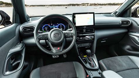 Interni Toyota Yaris con Smart Entry e caricatore wireless