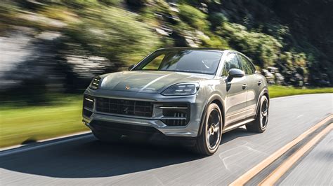 Porsche Cayenne Coupé in movimento con sfondo dinamico