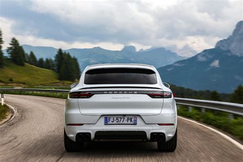 Dettaglio dello spoiler posteriore adattivo della Porsche Cayenne Coupé