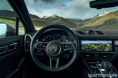 Interni della Porsche Cayenne Coupé con cruscotto digitale