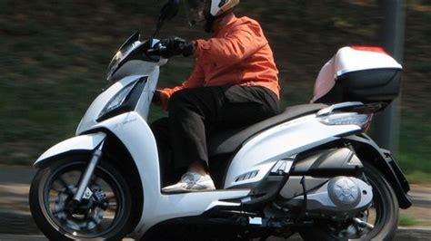 Scooter Kymco People GTI 300 in città