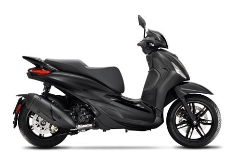 Confronto visivo tra Kymco People GTI 300 e Piaggio Beverly 300