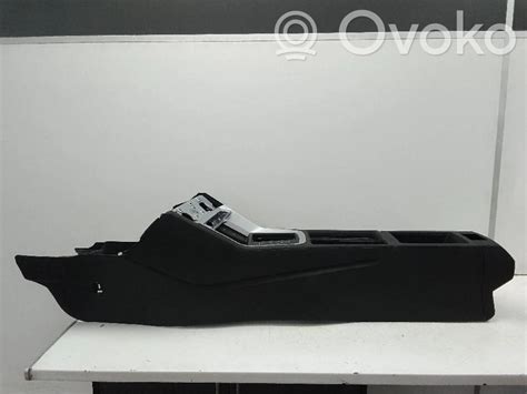 Dettaglio della finitura in velluto sulla console centrale dell'Audi Q3