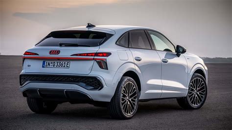 Audi Q3 S line in curva su strada panoramica