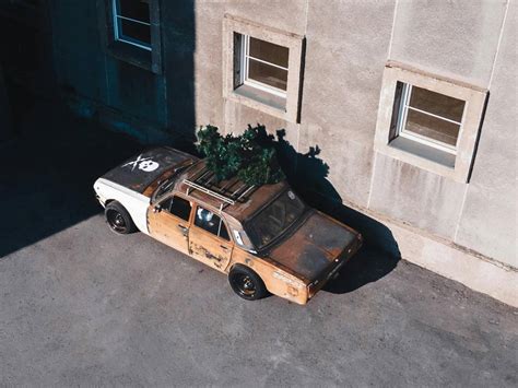 auto abbandonata in cortile