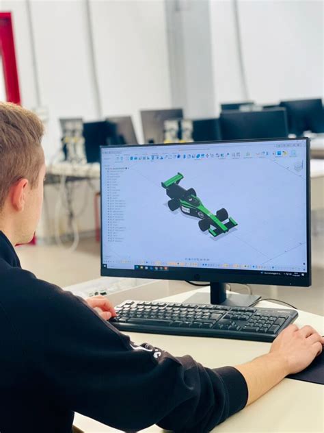 Studenti impegnati nel progetto Formula Student