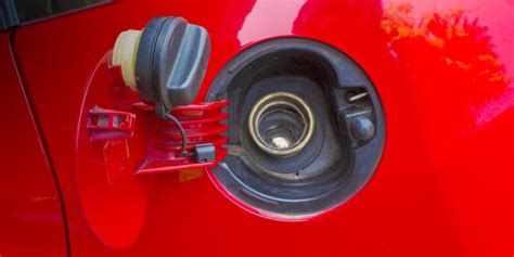 Serbatoio auto con indicazioni del carburante