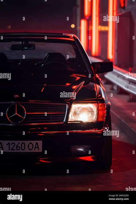 Immagine di una Mercedes-Benz Classe A W177 con fari LED accesi di notte