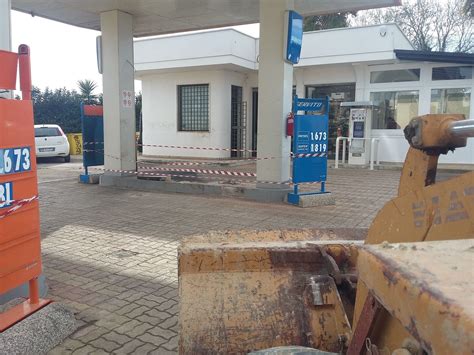 Una stazione di servizio con una colonnina del carburante