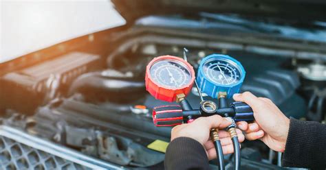 Meccanico che controlla l'aria condizionata dell'auto