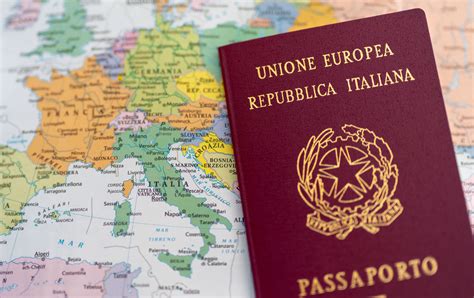 Documenti e timbri che simboleggiano la burocrazia