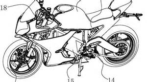 Meccanico specializzato al lavoro su una moto sportiva