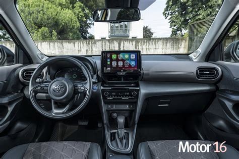Interni Toyota Yaris con comandi al volante
