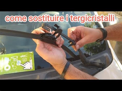 Dettaglio del meccanismo di aggancio di una spazzola tergicristallo