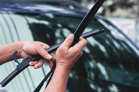 Confronto tra spazzole tergicristallo di qualità e spazzole di bassa qualità