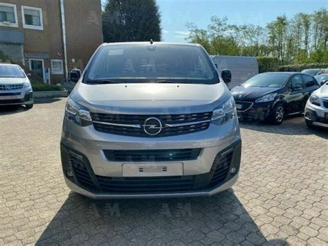 Interni Opel Zafira usata con segni di usura su volante e pedali