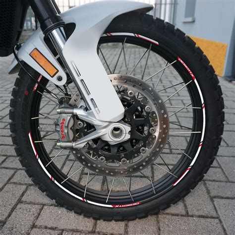 Moto da corsa in azione con strisce colorate sui cerchi