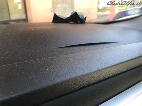 Dettaglio cruscotto Fiat 500 con rigonfiamento airbag