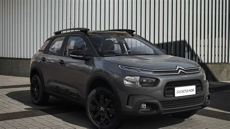 Veduta frontale e laterale di una Citroën C4 Cactus in contesto urbano