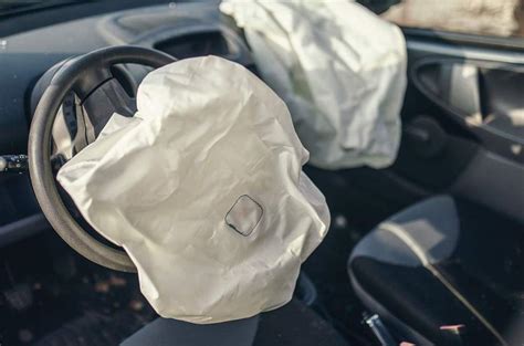 Immagine di un airbag Opel che si gonfia