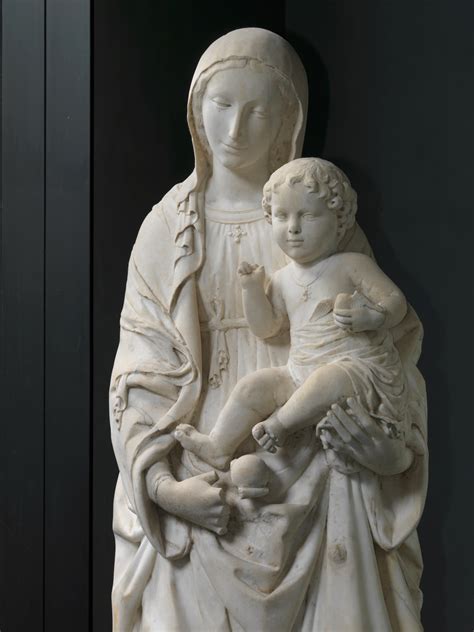 Statua della Madonna con bambino nel Santuario di Caravaggio