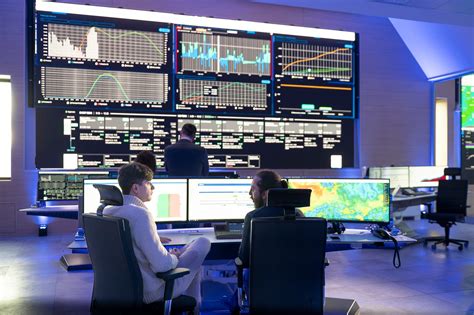 Panoramica di un centro di controllo autostradale con monitor che mostrano il traffico e le emergenze
