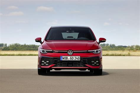 Volkswagen Golf 8 GTI - Dettagli esterni: fari LED, fendinebbia esagonali e scarico doppio