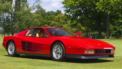Ferrari Testarossa rossa in un contesto urbano
