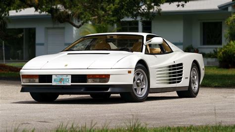 Ferrari Testarossa bianca iconica della serie Miami Vice