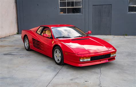 Vista aerea della Ferrari Testarossa con il suo iconico design a cuneo