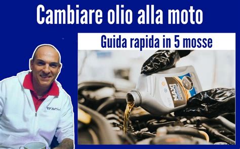 Meccanico che controlla l'olio della trasmissione