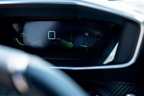 Cruscotto digitale Peugeot 2008 con indicazioni delle modalità di guida