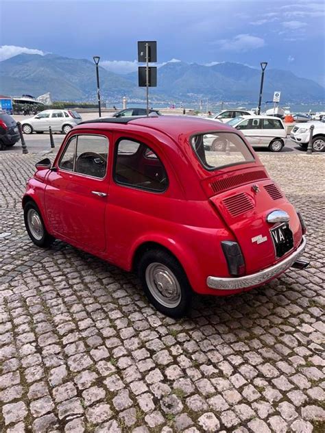 Una Fiat 500L d'epoca parcheggiata