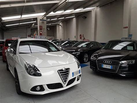 Esplorazione di un'ampia area espositiva di automobili nuove e usate